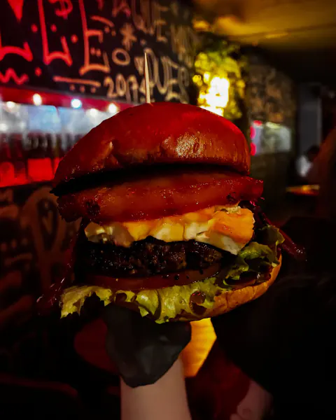 Hamburguesa con queso bajo luces de neón