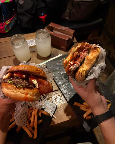 Dos hamburguesas y limonadas para compartir