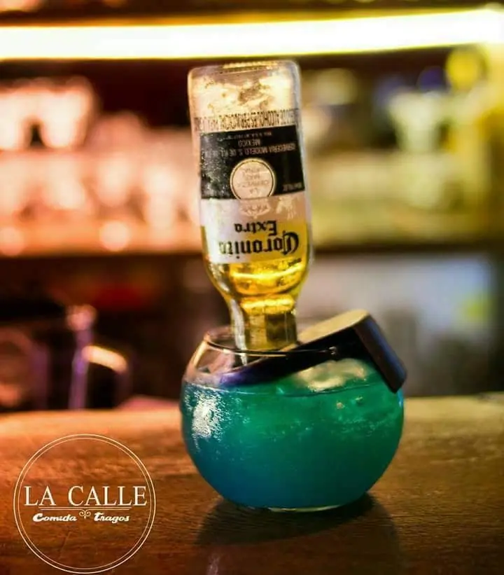 Cóctel azul con una coronita invertida