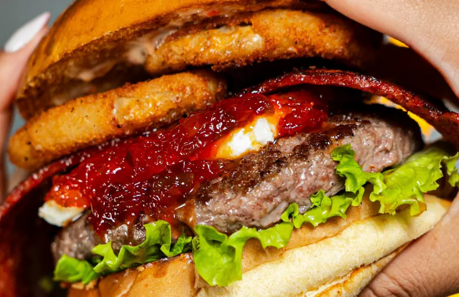 Hamburguesa Philadelphia con aros de cebolla, tocineta y mermelada